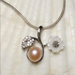 White flower pearl pendant